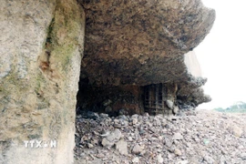 Trụ T3 của cầu sông Lô bị hư hỏng, lộ nguyên phần bê tông, cốt thép dưới chân cầu. (Ảnh: Tạ Toàn/TTXVN)