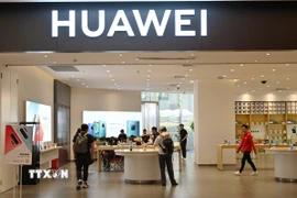 Một cửa hàng của Huawei tại trung tâm thương mại ở Thượng Hải, Trung Quốc. (Ảnh: AFP/TTXVN)