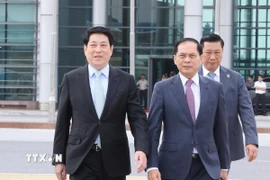 Chủ tịch nước Lương Cường tại sân bay quốc tế Nội Bài, lên đường dự Tuần lễ Cấp cao APEC lần thứ 32 và làm việc song phương tại Hàn Quốc. (Ảnh: Lâm Khánh/TTXVN)