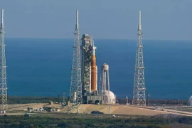 Tên lửa Artemis II mới của NASA đang đậu trên bệ phóng 39-B của Trung tâm Vũ trụ Kennedy tại Cape Canaveral. (Nguồn: AP)