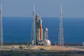 Tên lửa Artemis II của NASA đậu trên bệ phóng 39-B của Trung tâm Vũ trụ Kennedy tại Cape Canaveral. (Nguồn: AP)