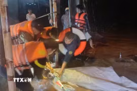 Nhờ sự ứng phó kịp thời và đồng bộ của chính quyền hai xã, khu vực nguy hiểm đã nhanh chóng được kiểm soát, đảm bảo không có thêm thiệt hại đáng tiếc nào về người xảy ra trong đêm. (Ảnh: TTXVN phát)