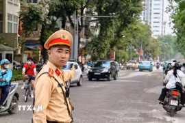 Lực lượng chức năng tổ chức phân luồng từ xa, hướng dẫn các phương tiện lớn chủ động lựa chọn lộ trình phù hợp. (Ảnh: Hùng Mạnh/TTXVN)