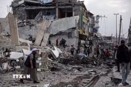 Tòa nhà tại phía Đông Nam thành phố Gaza bị phá hủy sau cuộc không kích của Israel. (Ảnh: THX/TTXVN)