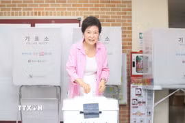 Cựu Tổng thống Hàn Quốc Park Geun-hye bỏ phiếu trong cuộc bầu cử địa phương tại điểm bầu cử ở thành phố Daegu. (Ảnh: Yonhap/TTXVN)