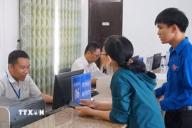 Thanh niên Huế hỗ trợ người dân tiếp cận dịch vụ công trực tuyến. (Ảnh: Văn Dũng/TTXVN)