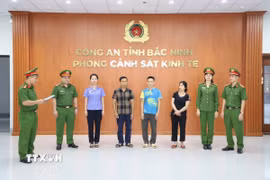 Công an tỉnh Bắc Ninh tống đạt quyết định khởi tố vụ án, khởi tố 3 bị can. (Ảnh: TTXVN phát)
