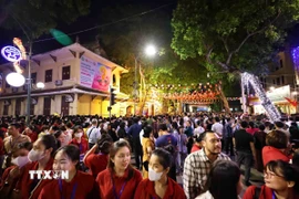 Hàng nghìn tăng ni, Phật tử và người dân xếp nhiều hàng dài trên phố Quán Sứ (Hà Nội) chờ được chiêm bái xá lợi Đức Phật. (Ảnh: Minh Đức/TTXVN)