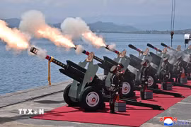 Lễ bàn giao tàu khu trục Choe Hyon ở thành phố cảng Nampho, Triều Tiên. (Ảnh: YONHAP/TTXVN)