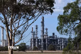 Một nhà máy lọc dầu ở Geelong, Australia. (Ảnh: THX/TTXVN)