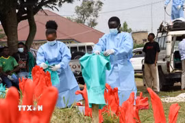 Nhân viên y tế tiến hành khử trùng tại trung tâm điều trị Ebola ở Rwampara, Cộng hòa Dân chủ Congo. (Ảnh: THX/TTXVN)