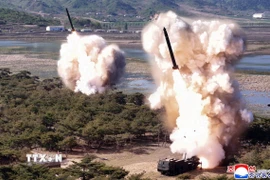 Tên lửa được phóng thử trong cuộc tập trận tại Triều Tiên ngày 8/5. (Ảnh: Yonhap/TTXVN)