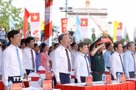 Tổng Bí thư, Chủ tịch nước Tô Lâm và các đại biểu dự Lễ Thượng cờ "Thống nhất non sông" năm 2026. (Ảnh: Thống Nhất/TTXVN)