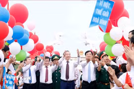 Tổng Bí thư, Chủ tịch nước Tô Lâm và các đại biểu thả chim bồ câu trên cầu Hiền Lương. (Ảnh: Thống Nhất/TTXVN)