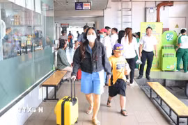 Đông đảo hành khách tại Bến xe Miền Tây (phường An Lạc) trong dịp lễ 30/4 và 1/5. (Ảnh: Thanh Vũ/TTXVN)