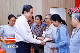 Chủ tịch Quốc hội Trần Thanh Mẫn tặng quà gia đình chính sách, công nhân, người lao động khó khăn tỉnh An Giang. (Ảnh: Doãn Tấn/TTXVN)