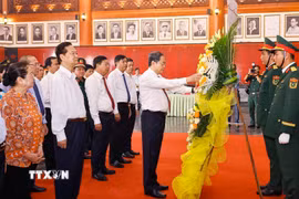 Chủ tịch Quốc hội Trần Thanh Mẫn dâng hoa tại Đền tưởng niệm các Anh hùng liệt sỹ và người có công tỉnh An Giang. (Ảnh: Doãn Tấn/TTXVN)