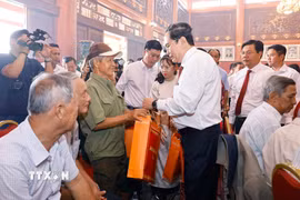 Chủ tịch Quốc hội Trần Thanh Mẫn tặng quà thương binh, bệnh binh và người có công của tỉnh An Giang. (Ảnh: Doãn Tấn/TTXVN)