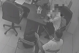 Nam bác sỹ lấy hung khí từ balô ra tấn công đồng nghiệp. (Ảnh cắt từ clip)