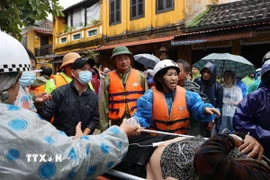 Bí thư Thành ủy Đà Nẵng chỉ đạo lực lượng chức năng khẩn trương di dời dân khỏi vùng nguy hiểm. (Ảnh: Anh Dũng/TTXVVN)