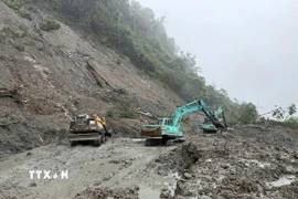 Tuyến đường tại Quảng Ngãi sạt lở lớn khiến giao thông bị ách tắc hoàn toàn. (Ảnh: Cao Nguyên/TTXVN)