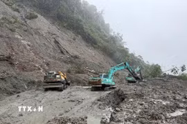 Tuyến đường tại Quảng Ngãi sạt lở lớn khiến giao thông bị ách tắc hoàn toàn. (Ảnh: Cao Nguyên/TTXVN)