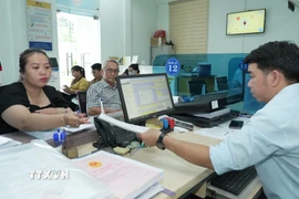 Cán bộ tiếp nhận hồ sơ giải quyết thủ tục cho người dân tại Trung tâm Phục vụ hành chính công phường Tân Ninh (Tây Ninh). (Ảnh: Minh Phú/TTXVN)