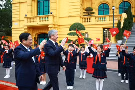 Thủ tướng Phạm Minh Chính và Thủ tướng Kyrgyzstan Adylbek Kasymaliev với thiếu nhi Thủ đô. (Ảnh: Dương Giang/TTXVN)