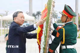 Tổng Bí thư, Chủ tịch nước Tô Lâm dâng hoa tưởng niệm các Anh hùng liệt sỹ tại Đài tưởng niệm thành phố Đà Nẵng. (Ảnh: Thống Nhất/TTXVN)