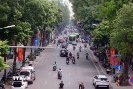 Dưới tiết trời mát mẻ và giao thông thông thoáng rất thích hợp cho người dân đi chơi trong kỳ nghỉ lễ. (Ảnh: Phạm Kiên/TTXVN)