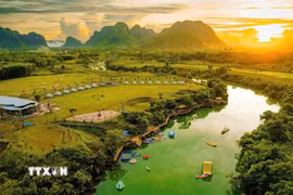 Mô hình cắm trại kết hợp giải trí, trải nghiệm tại điểm đến Phong Nha Valley (xã Phong Nha, Quảng Trị) thực sự lôi cuốn du khách. (Ảnh: TTXVN phát)