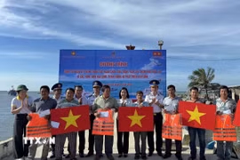 Hải đoàn 32 - Bộ Tư lệnh Vùng Cảnh sát biển 3 tặng quà và cờ Tổ quốc cho ngư dân xã Cà Ná. (Ảnh: TTXVN phát)