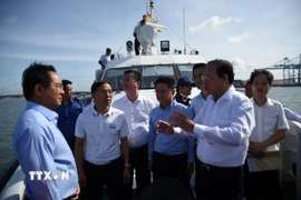 Chủ tịch Ủy ban Nhân dân Thành phố Hồ Chí Minh Nguyễn Văn Được khảo sát khu bến cảng Cái Mép Hạ. (Ảnh: Đoàn Mạnh Dương/TTXVN)