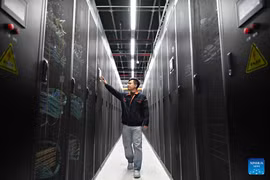 Một kỹ sư đang kiểm tra các máy chủ tại trung tâm điện toán thông minh của China Telecom ở Khu công nghiệp mới Bắc Kinh-Thiên Tân. (Nguồn: Xinhua)