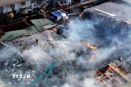 Hỏa hoạn lớn thiêu rụi hàng nghìn m2 nhà xưởng tại Khu công nghiệp Khai Quang, phường Vĩnh Phúc. (Ảnh: Hoàng Hùng/TTXVN)