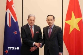 Bộ trưởng Bộ Ngoại giao Lê Hoài Trung đón Bộ trưởng Ngoại giao New Zealand Winston Peters. (Ảnh: An Đăng/TTXVN)