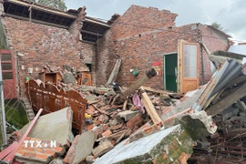 Một ngôi nhà trong xóm Lớn, thôn Vĩnh Xuân, xã Tuy An Tây, tỉnh Đắk Lắk đổ sập do sụt lún đất đồi. (Ảnh: Tường Quân/TTXVN)