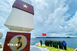 Cán bộ, chiến sỹ Đồn Biên phòng Thổ Châu và nhân dân địa phương thăm mốc giới điểm A1 (đường cơ sở Việt Nam đánh dấu dùng để tính chiều rộng lãnh hải trên vùng biển Việt Nam). (Ảnh: Văn Sĩ/TTXVN)