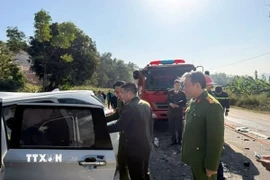 Lãnh đạo Công an tỉnh Lạng Sơn trực tiếp chỉ đạo công tác điều tra làm rõ nguyên nhân vụ tai nạn tại hiện trường. (Ảnh: TTXVN phát)