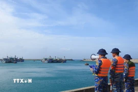 Lực lượng hải quân kêu gọi tàu thuyền vào tránh trú bão số 15. (Ảnh: TTXVN phát)