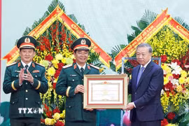 Tổng Bí thư, Chủ tịch nước Tô Lâm trao Danh hiệu Anh hùng Lực lượng vũ trang nhân dân tặng Quân khu 1. (Ảnh: Thống Nhất/TTXVN)