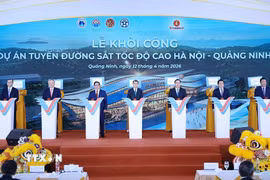 Thủ tướng Lê Minh Hưng và các đại biểu khởi công Dự án tuyến đường sắt tốc độ cao Hà Nội-Quảng Ninh. (Ảnh: Dương Giang/TTXVN)