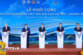 Thủ tướng Chính phủ Lê Minh Hưng và các đại biểu khởi công Dự án tuyến đường sắt tốc độ cao Hà Nội-Quảng Ninh. (Ảnh: Dương Giang/TTXVN)