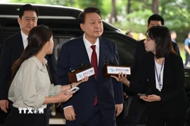 Cựu Tổng thống Hàn Quốc Yoon Suk Yeol tới phiên điều trần của nhóm công tố viên đặc biệt tại Seoul, ngày 28/6. (Ảnh: YONHAP/TTXVN)