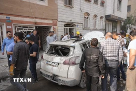 Phương tiện bị phá hủy sau cuộc không kích của Israel tại Tehran, Iran. (Ảnh: THX/TTXVN)