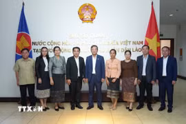 Đại sứ Việt Nam tại Lào Nguyễn Minh Tâm với các đại biểu cơ quan Thông tấn báo chí Lào. (Ảnh: Đỗ Bá Thành/TTXVN)