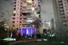 Tòa nhà bị hư hại sau cuộc tấn công tên lửa của Iran tại Petah Tikva, Israel. (Ảnh: THX/TTXVN)