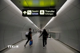 Biển chỉ hướng cho du khách đi vào khu vực Schengen tại sân bay quốc tế Henri Coanda, gần Bucharest, Romania. (Ảnh: THX/TTXVN)