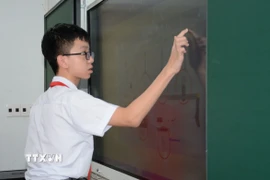 Học sinh sử dụng công nghệ hiện đại để làm bài tại phòng học số. (Ảnh: Văn Dũng/TTXVN)