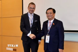 Phó Chủ tịch Quốc hội Lê Minh Hoan và Trưởng đoàn Nghị viện châu Âu Woute Beke. (Ảnh: TTXVN phát)